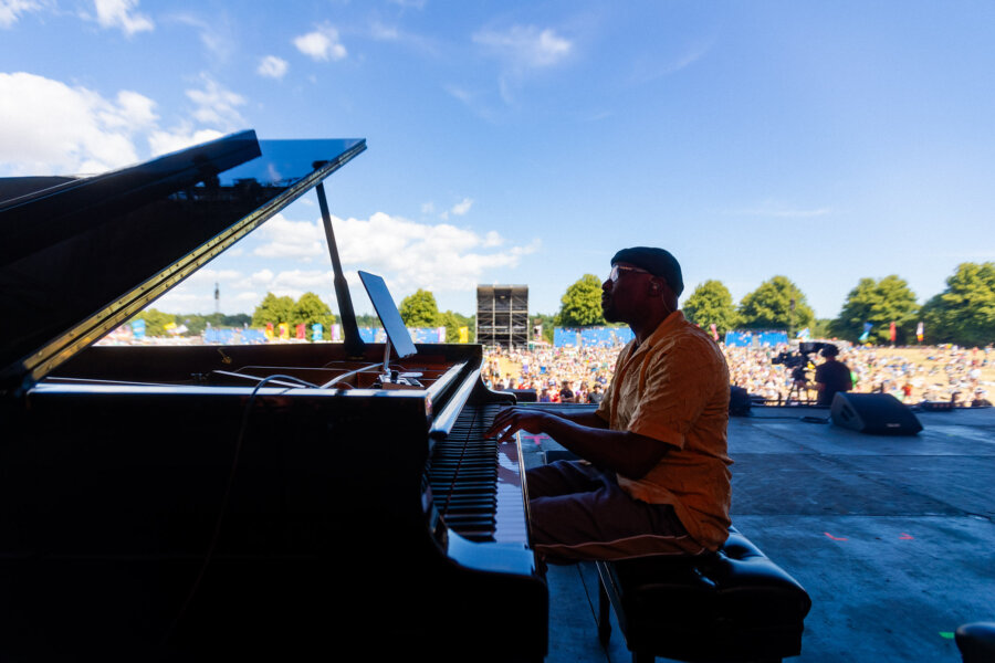 Alexis Ffrench performs a special opening concert on our Obelisk Arena